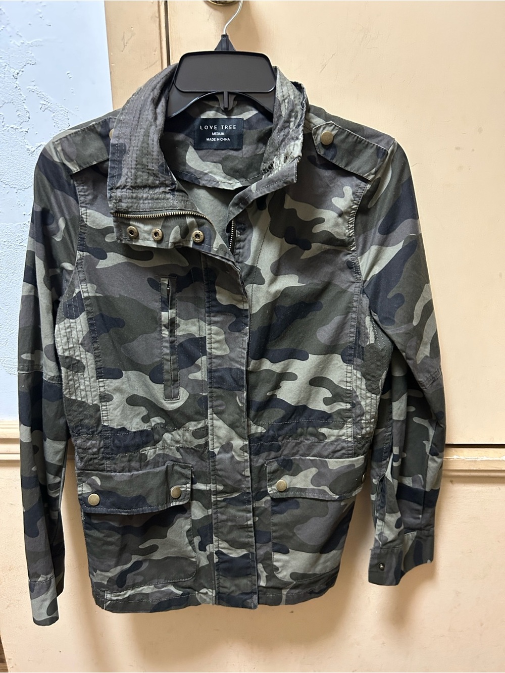 Love Tree Women’s Green & Black Camo Utility Jacket. Junior medium
